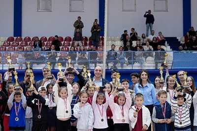 KONYAALTILI ÇOCUKLAR CUMHURİYET İÇİN KORTLARA İNDİ